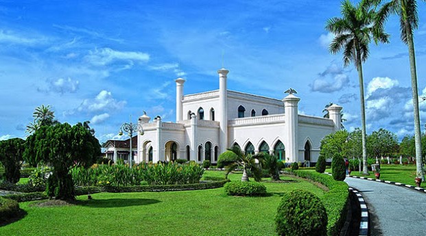 Pakej Percutian 1 Hari Siak: Destinasi Impian Penggemar Sejarah & Seni!